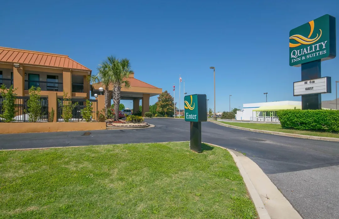 Quality Inn & Suites Near Robins Air Force Base-1